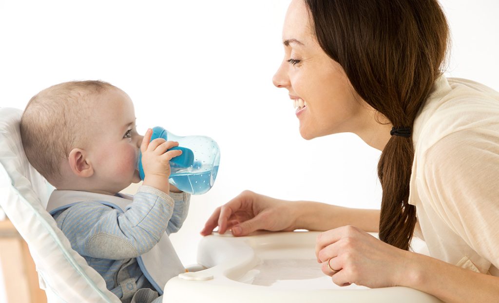 bebe bebiendo agua
